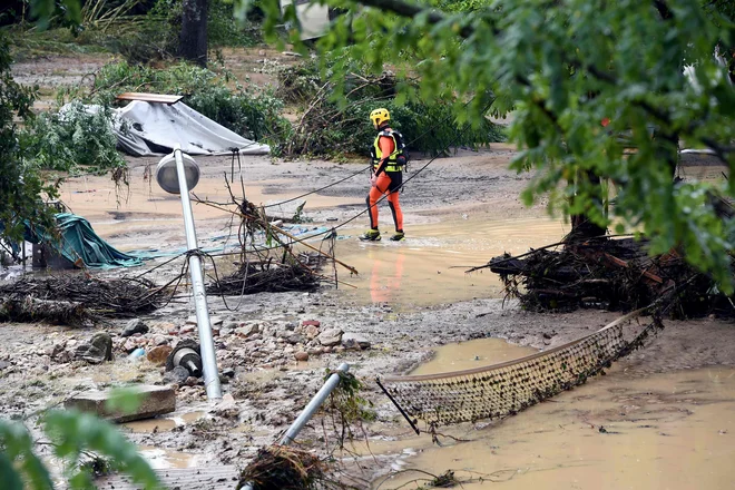 Poplave so uničile kamp v kraju Saint-Julien-de-Peyrolas. FOTO: Boris Horvat/AFP