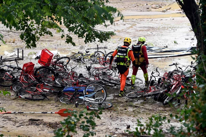 V kampu je bilo tudi več otrok. FOTO: Boris Horvat/AFP