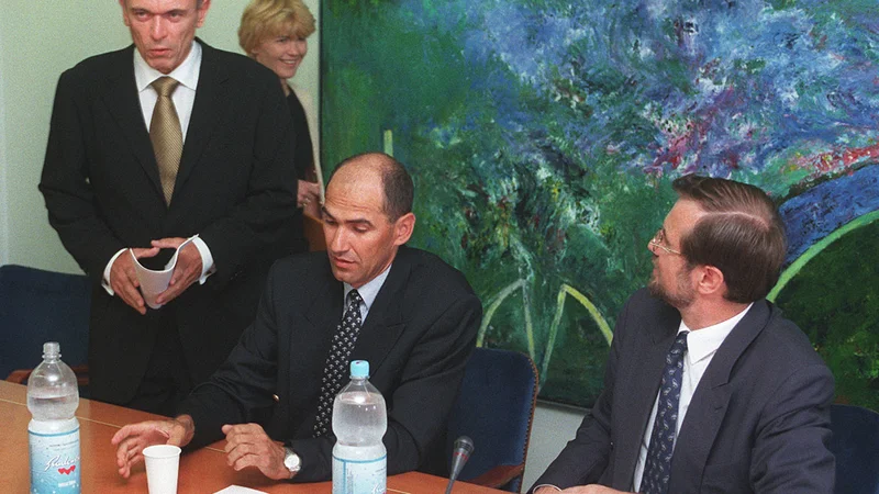 Fotografija: Od štirih koalicijskih partnerjev leta 1992 je do konca mandata Janezu Drnovšku (na fotografiji levo, na sredini Janez Janša, desno Lojze Peterle, manjka Janez Kocijančič) ostal samo Peterle. Foto Blaž Samec