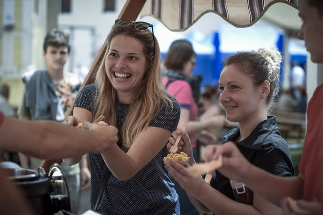 Na Festivalu idrijskih žlikrofov je bilo lani veliko ljudi. FOTO: Festival idrijskih žlikrofov