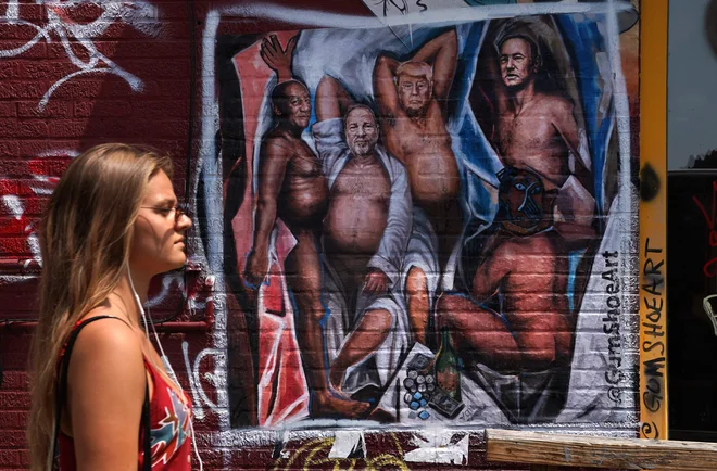 V Brooklynu se je pojavil grafit, ki prikazuje Weinsteina, Trumpa, Spaceyja in Cosbyja. Vpletene v spolni škandal. FOTO: Afp