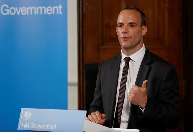Novi britanski minister za brexit Dominic Raab je poudaril, da Združeno kraljestvo noče zapustiti EU brez dogovora o pogojih izstopa in prihodnjih odnosih, a da je pripravljeno na vse scenarije. FOTO: Reuters