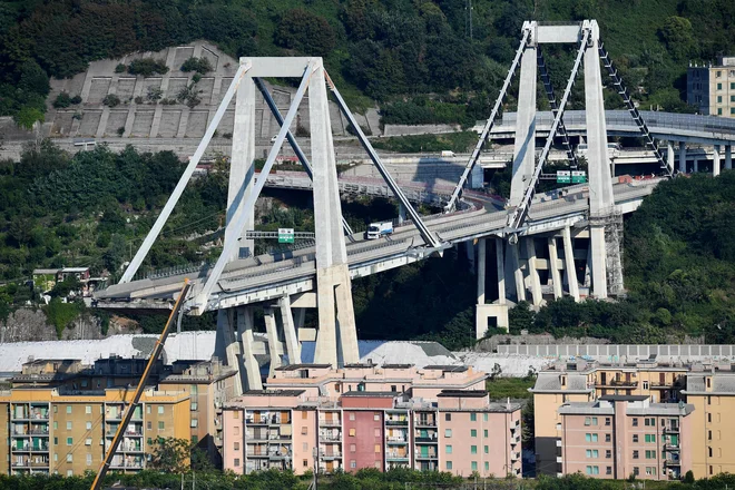 Porušitev stometrskega avtocestnega odseka na predmestje Genove je celotni Evropi dala misliti. FOTO: Luca Zennaro/Ap