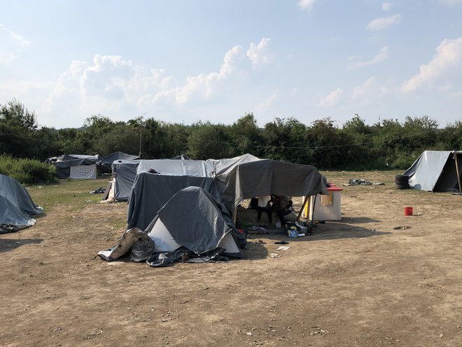 V največjem taborišču v Veliki Kladuši je zdaj manj ljudi kot prejšnje mesece. FOTO: Aljaž Vrabec