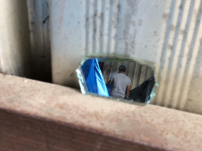 Košček razbitega ogledala je prava dragocenost, saj je v pomoč pri britju. FOTO: Aljaž Vrabec