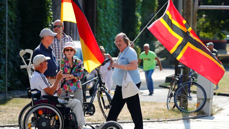 Fotografija: Ob obisku Angele Merkel v Dresdnu so protestniki, ki jo imajo za izdajalko in zahtevajo njen odstop, napadli tudi televizijsko ekipo ZDF. FOTO: Reuters