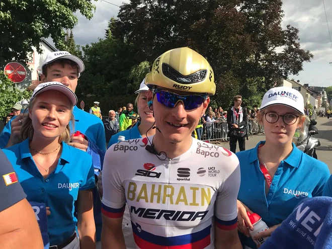 Matej Mohorič je dobil šprint razredčene glavnine in prevzel tudi majico vodilnega. FOTO: Bahrain Merida