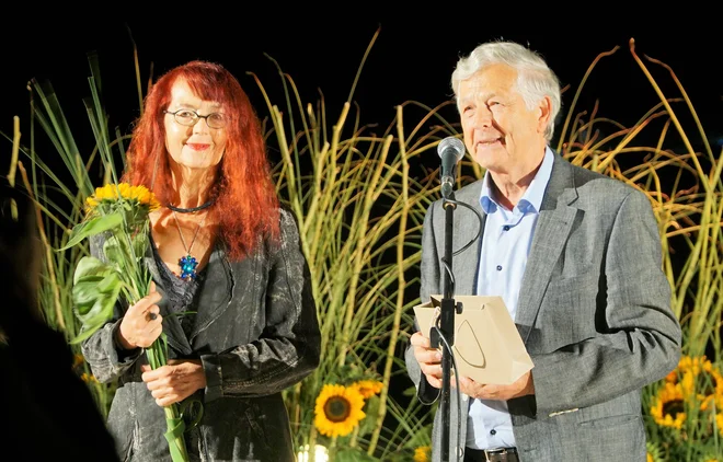 Zlatnik poezije 2018 je za poetični opus, ki je neizbrisljivo vplival na žlahtnost slovenske poezije in jezika dobila Bina Štampe Žmavc. Podelil ji ga je prokurist družbe Fit media Jože Volfand. FOTO: Brane Piano/Delo