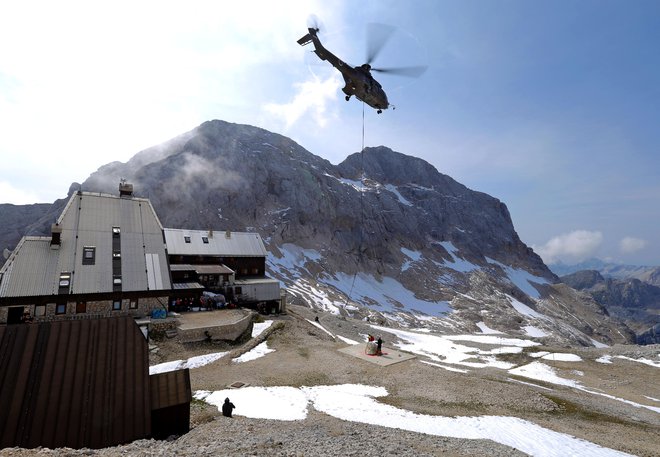 Smeti so v dolino odpeljali s helikopterjem Slovenske vojske. FOTO: Matej Družnik