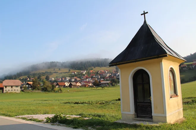 Kljub temu, da je Loški Potok sredi neokrnjene narave, je zrak tam doberšen del leta onesnažen najmanj toliko kot v mestnih. Glavni krivec za to so individualna kurišča, svoje pa prispeva še neprepišna lega. V Retjah (na fotografiji), ki ležijo v kotlini so tako izmerili celo višje koncentracije črnega ogljika kot v Ljubljani.&nbsp;<br />
Foto Simona Fajfar