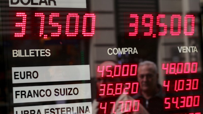 Fotografija: Argentinski peso strmo pada, v zadnjih dneh je v primerjavi z dolarjem izgubil dvajset odstotkov. FOTO: Marcos Brindicci/Reuters