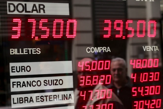 Argentinski peso strmo pada, v zadnjih dneh je v primerjavi z dolarjem izgubil dvajset odstotkov. FOTO: Marcos Brindicci/Reuters