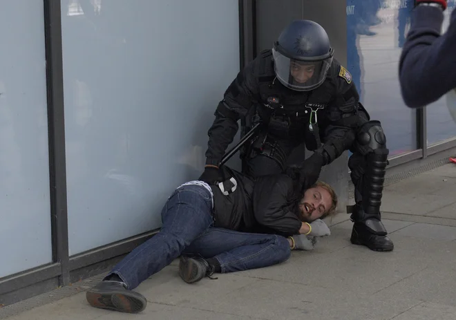Po delno nasilnih demonstracijah skrajnih desničarjev v saškem Chemnitzu se v Nemčiji sprašujejo, ali si tretja največja stranka bundestaga AfD ne zasluži nadzora urada za zaščito ustavnega reda. FOTO: Jens Meyer/Ap