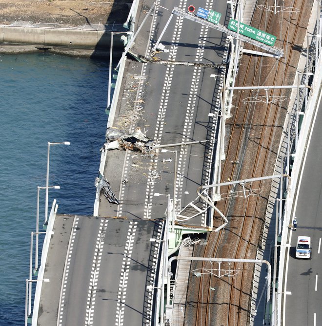 Most, ki letališče na umetnem otoku povezuje s kopnim, je uničen. FOTO: Reuters