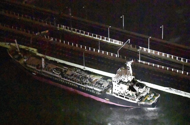 Ladjo, ki je bila zasidrana v Osaškem zalivu, je odneslo proti mostu, ko je na tem območju divjal tajfun Jebi. FOTO: AP