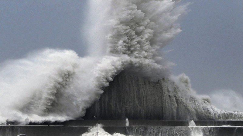 Fotografija: Tajfun Jebi je najbolj prizadel zahod države, predvsem mesti Kjoto in Osako. FOTO: AP