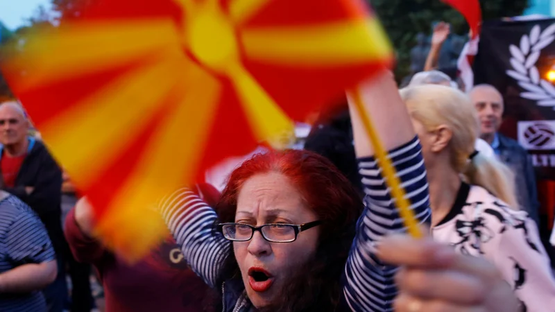 Fotografija: Več kot polovica Makedoncev verjame, da članstvo v Natu in EU upravičuje sprejetje novega imena države. FOTO: Reuters