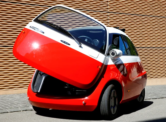 Isetta je bila nekoč BMW-jev skuter s streho. Zdaj to po svoje kultno vozilce oživljajo Švicarji, seveda na elektriko. Ohranjajo tudi značilna edina sprednja vrata. FOTO: Reuters