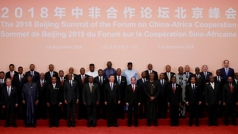 Fotografija: Skupinska fotografija z nedavnega foruma o kitajsko-afriškem sodelovanju v Pekingu spominja na prizor iz filma Možje v črnem. FOTO: Reuters