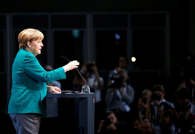 Kanclerka Angela Merkel je velikokrat edina ženska v moški družbi. FOTO: Reuters