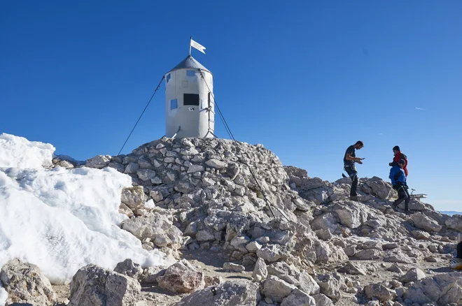 Stolp tehta približno 300 kilogramov. FOTO: ZVKDS