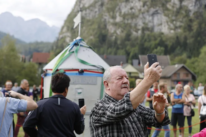 Navdušena množica se fotografira pri stolpu. FOTO: Leon Vidic/Delo