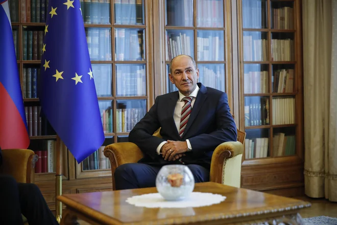 Relativna zmagovalka SDS je po javnomnenjskih raziskavah še vedno krepko v vodstvu. FOTO: Jure Eržen/Delo