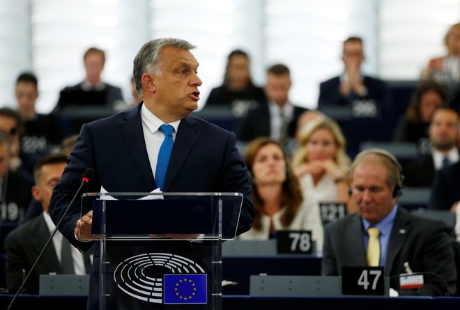 Madžarski premier Viktor Orbán med razpravo o razmerah na Madžarskem v evropskem parlamentu v Strasbourgu. FOTO: REUTERS/Vincent Kessler 