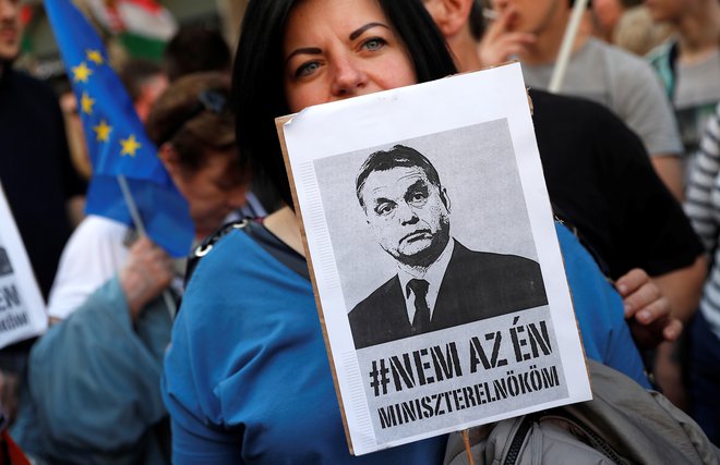 Protest proti madžarski vladi aprila letos v Budimpešti. Na transparentu je zapisano "ni moj premier". FOTO: REUTERS/Bernadett Szabo