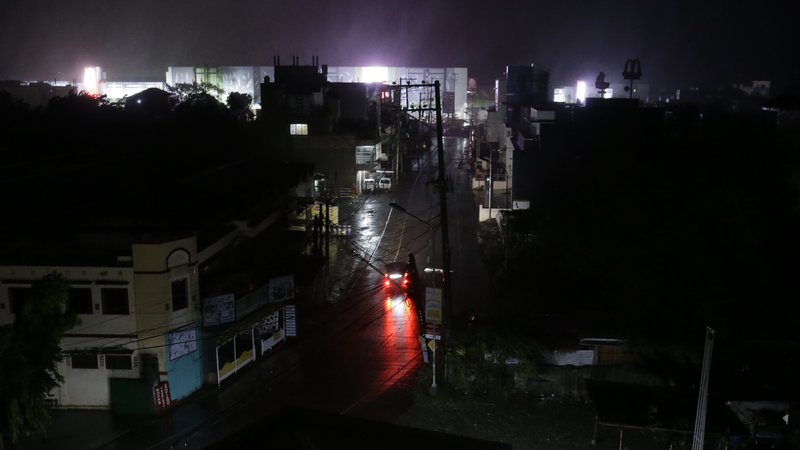 Fotografija: Divjanje vetra in dež sta že dosegla mesto Tuguegarao v provinci Cagayan. FOTO: AP Photo