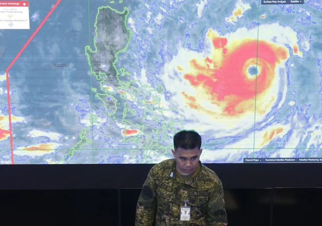 Predstavnik vojnega letalstva ob satelitskem posnetku supertajfuna Mangkhut. FOTO: AP Photo