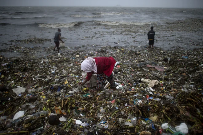 Tajfun je na obalo Filipinov prinesel tudi ogromne količine smeti. FOTO: Noel Celis/AFP