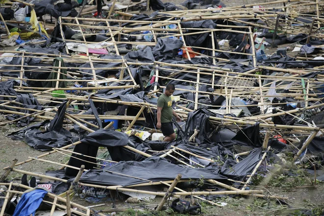 V mestu Tuguegarao so bolj ali manj poškodovane vse stavbe. FOTO: Aaron Favila/AP