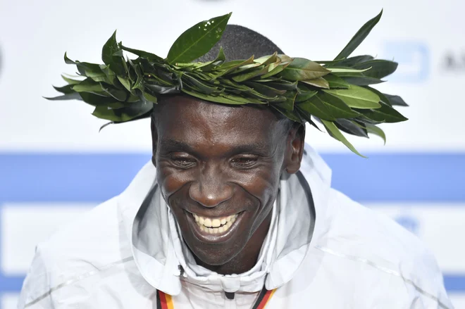 Dosežek je še toliko večji, ker je Kipchoge večji del proge pretekel sam. FOTO: John Macdougall/AFP