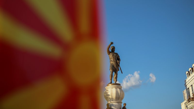Fotografija: Predstavniki Zahoda prepričujejo Makedonce, naj podprejo grško-makedonski sporazum o spremembi imena države. FOTO: Reuters