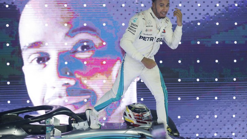 Fotografija: Angleški šampion Lewis Hamilton je po zmagi v Singapurju kar skakal od silnega veselja. FOTO: AP