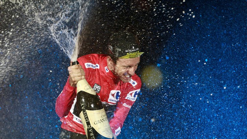 Fotografija: Zmagovalni šampanjec Simona Yatesa v Madridu. FOTO: AFP