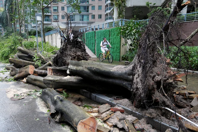 Po poročanju kitajskih medijev naj bi bilo v Hongkongu zaradi tajfuna poškodovanih več kot dvesto ljudi. FOTO: Jason Lee/Reuters