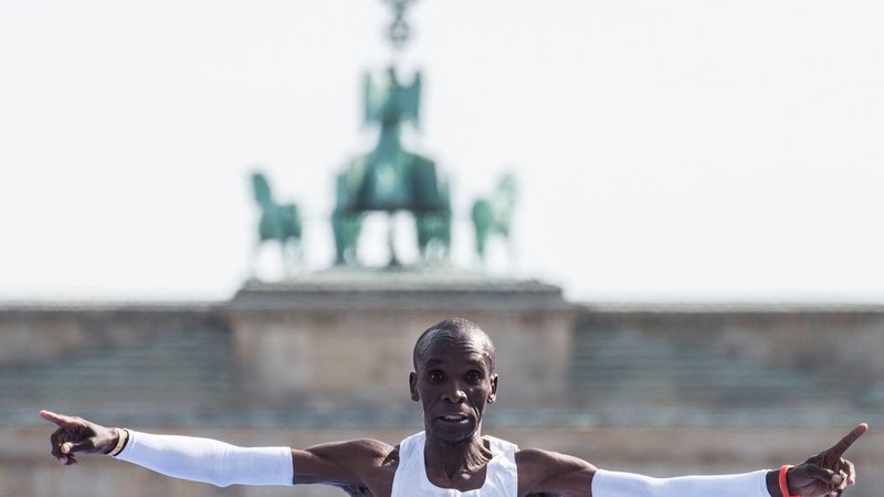 Fotografija: Eliud Kipchoge je po trasi berlinskega maratona dve uri, eno minuto in devetintrideset sekund drvel s povprečno hitrostjo 20,8 kilometra na uro. FOTO: John Macdougall/AFP
