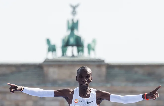 Eliud Kipchoge je po trasi berlinskega maratona dve uri, eno minuto in devetintrideset sekund drvel s povprečno hitrostjo 20,8 kilometra na uro. FOTO: John Macdougall/AFP