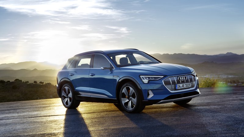 Fotografija: E-tron je prvi od treh električnih audijev, ki jih bodo pripravili do leta 2020. Audi pričakuje, da bo imel do leta 2025 tretjino povsem električnih avtomobilov. FOTO: Audi