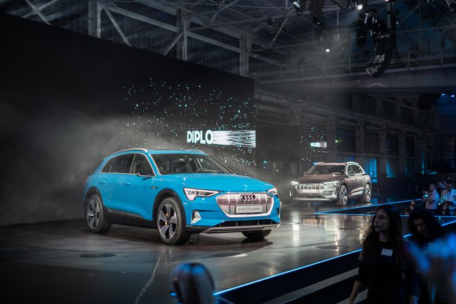 E-tron je prvi od treh električnih audijev, ki jih bodo pripravili do leta 2020. Audi pričakuje, da bo imel do leta 2025 tretjino povsem električnih avtomobilov. FOTO: Audi