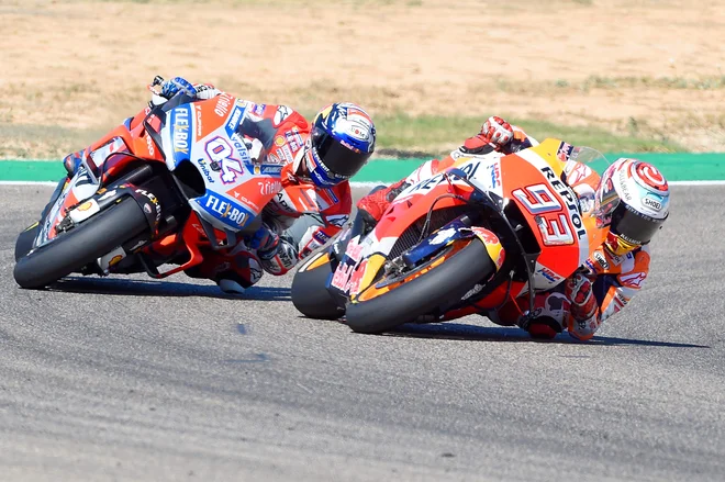 Marc Marquez je za las zadržal za seboj Andreo Doviziosa. FOTO: Jose Jordan/AFP