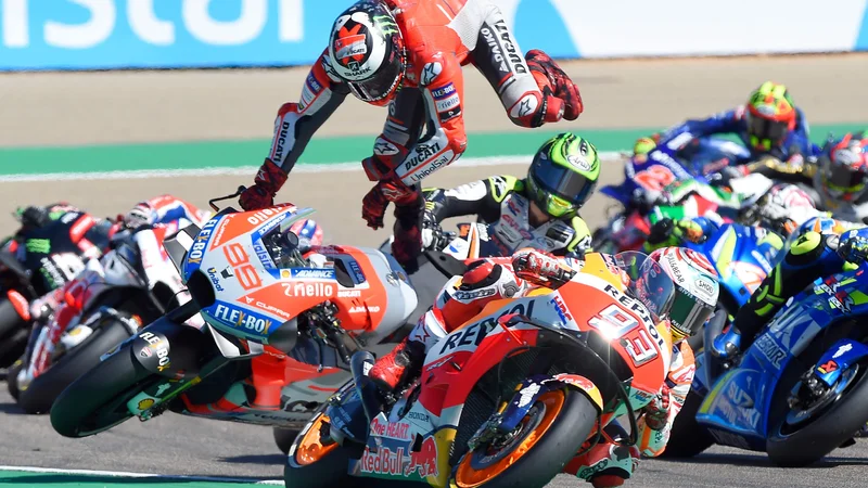 Fotografija: Jorge Lorenzo si je pri padcu poškodoval prst na nogi. FOTO: Jose Jordan/AFP