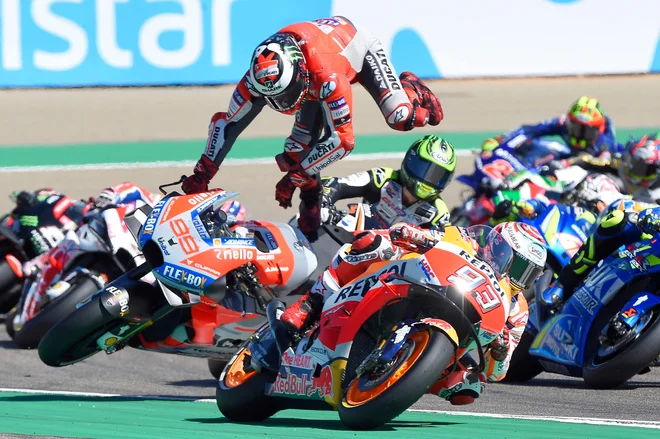 Jorge Lorenzo si je pri padcu poškodoval prst na nogi. FOTO: Jose Jordan/AFP