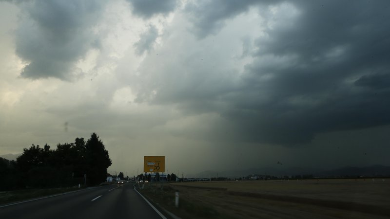 Fotografija: V številnih krajih so imeli nevihte, grozile so tudi strele. FOTO: Uroš Hočevar
