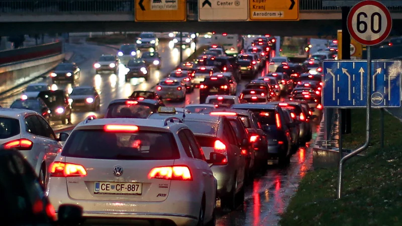 Fotografija: Na mejnem prehodu Obrežje čakajo tovorna vozila pri vstopu v Slovenijo dve uri, na mejnem prehodu Gruškovje pa eno uro. FOTO: Tomi Lombar/Delo