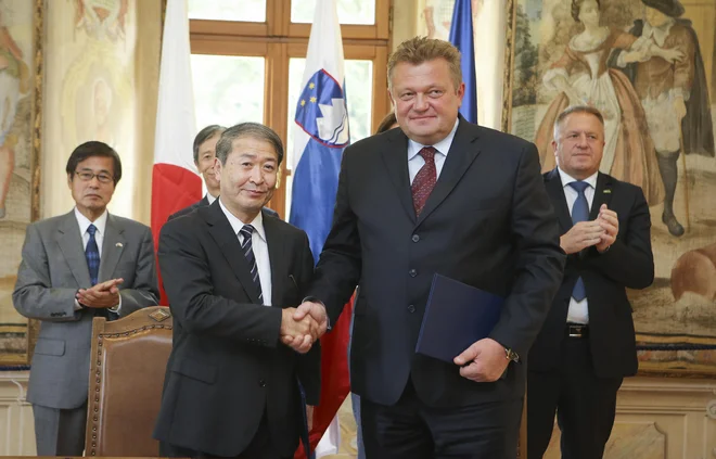 Pogodbo o izvedbi druge faze projekta Nedo sta podpisala Masaaki Nomoto za Hitachi in Aleksander Mervar za Eles. Foto Jože Suhadolnik
