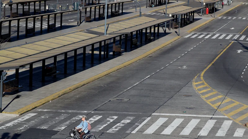 Fotografija: Prazno avtobusno postajališče v Buenos Airesu FOTO: Reuters