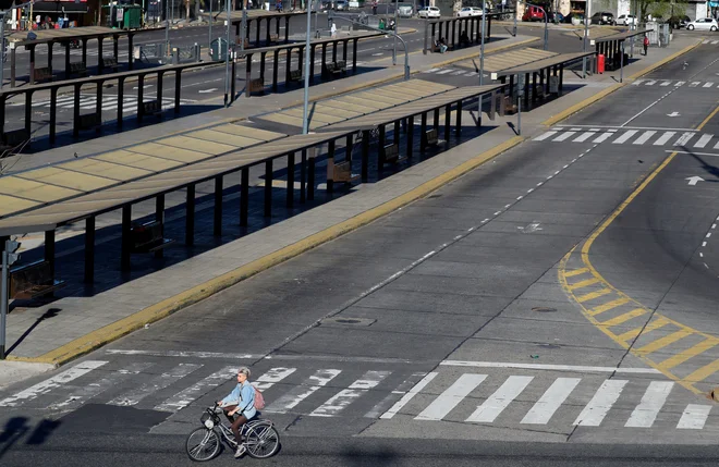 Prazno avtobusno postajališče v Buenos Airesu FOTO: Reuters